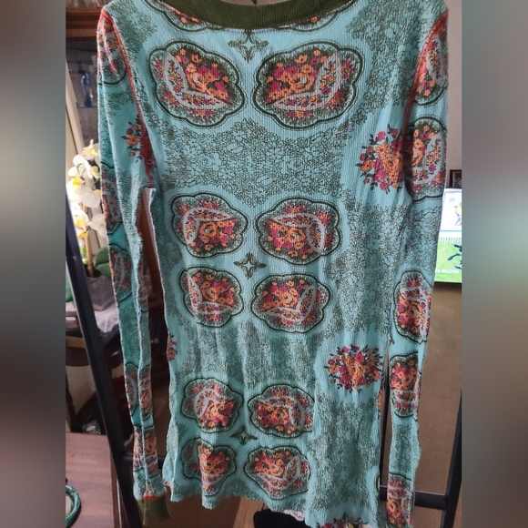 Free People long sleeve ribbed print/floral tee. - Picture 4 of 8